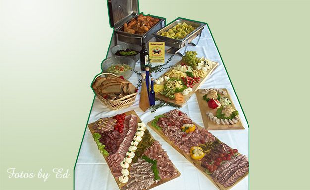 Reichhaltiges Buffet mit verschiedenen Speisen, darunter Aufschnitt, Gemüse, Brot und warme Beilagen.